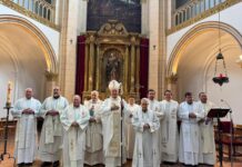 Homenaje al sacerdote más veterano de León y al obispo Luis Ángel en la fiesta de San Juan de Ávila