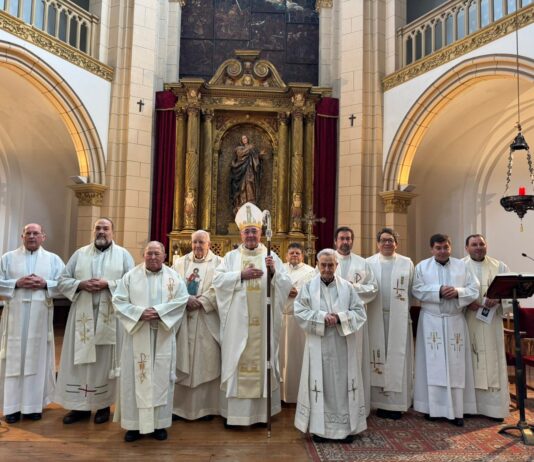 Homenaje al sacerdote más veterano de León y al obispo Luis Ángel en la fiesta de San Juan de Ávila