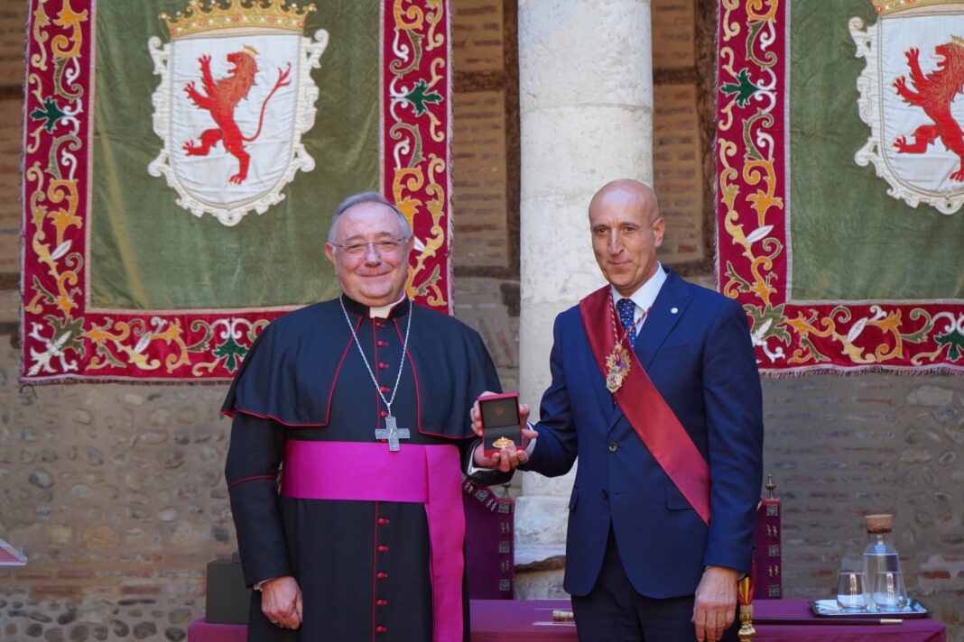 Medalla de Oro Ciudad de León Diócesis (10)